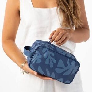 EUC ALOHA Collection Dopp Kit